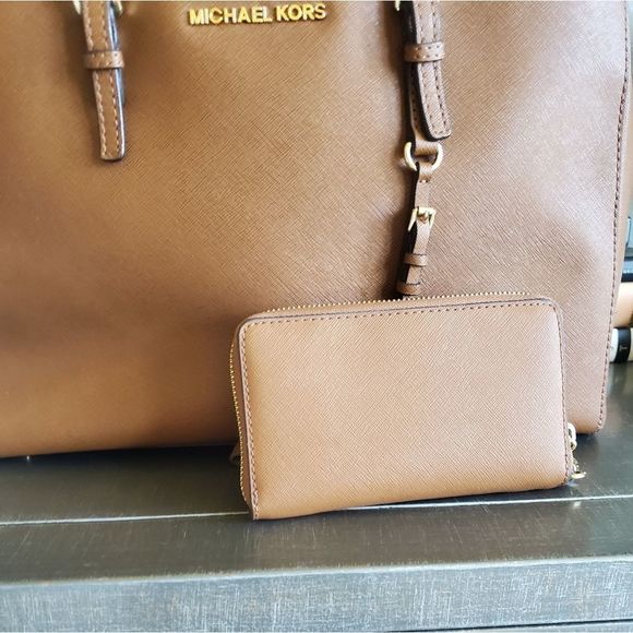 Michael Kors brown tote bag with wallet - Picture 6 of 11